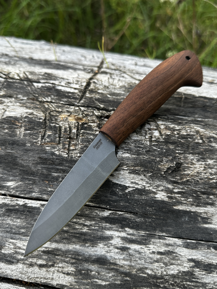 Овощной нож из стали 95Х18 с коротким клинком и рукоятью из кавказского ореха